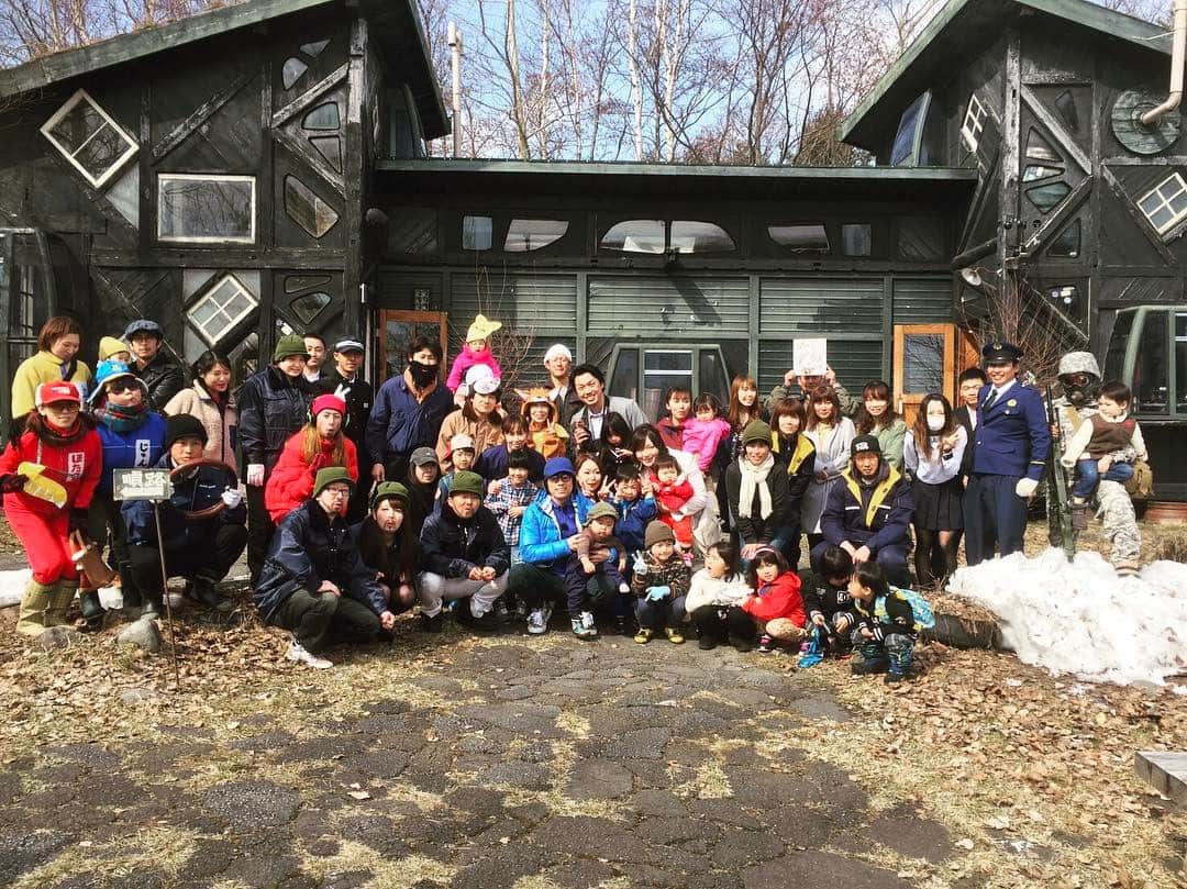 田村淳のインスタグラム：「北海道富良野にて… 北の国からのコスプレで集まれ！ #平日の昼間にも関わらず #沢山の人が集まった #俺は純のコスプレ #黒板五郎多過ぎw #よく見たらキタキツネいるな #右のソルジャーが浮いてる」