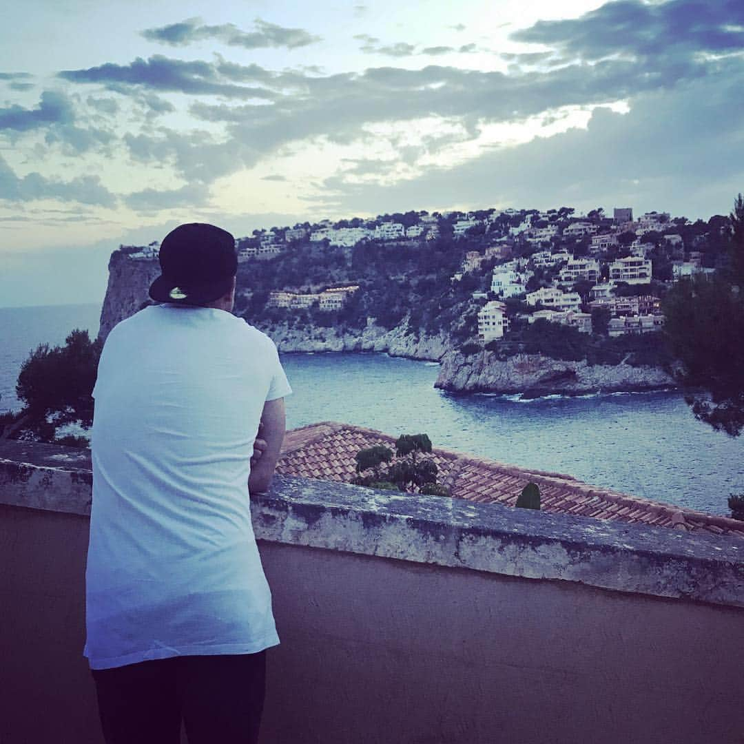 モーリス・ハーシュのインスタグラム：「This view 👀👀 #vacation #mallorca #andratx #qualitytime #thankful #blessed 👶🏼🍀⚽️」