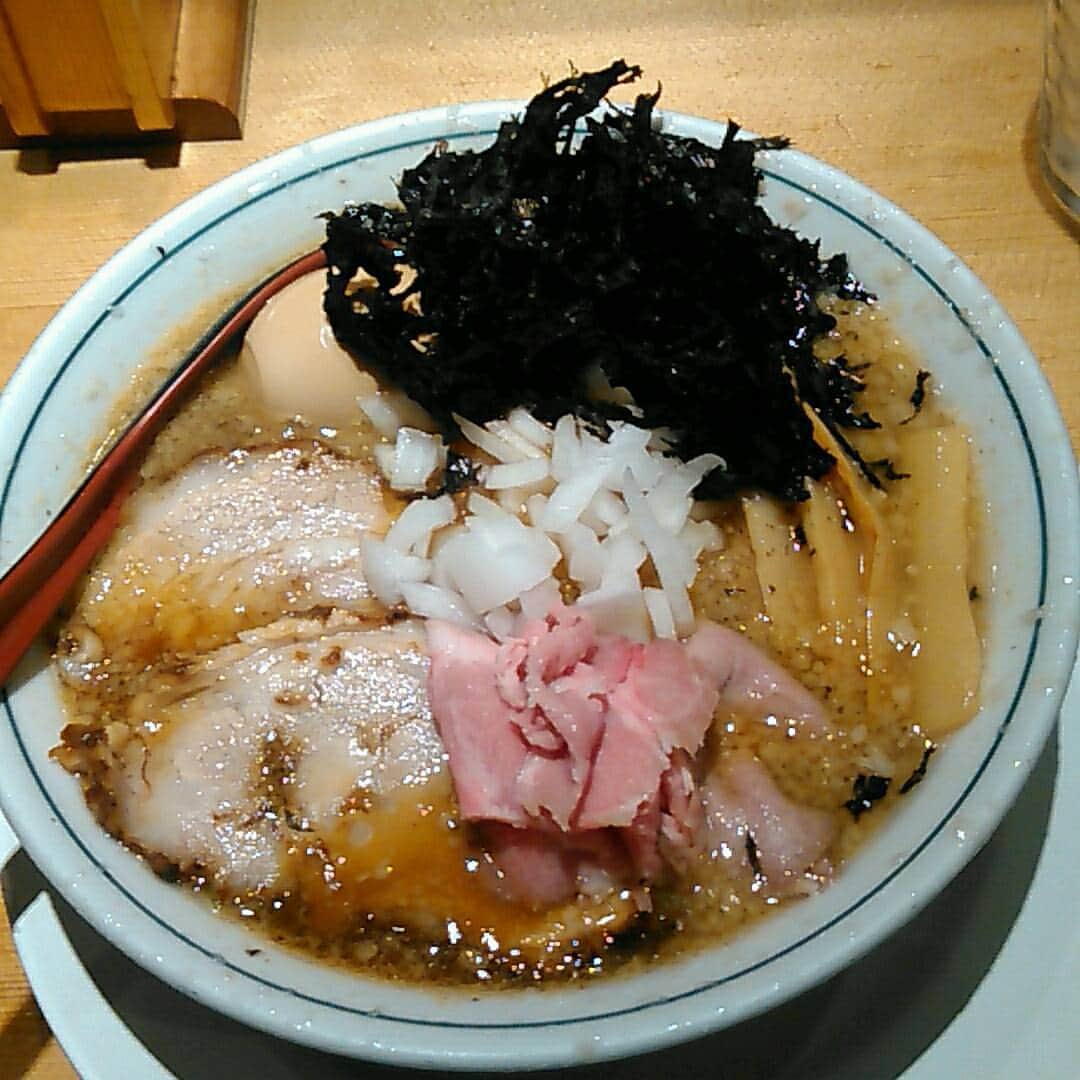 旅とラーメンのインスタグラム：「焼きあご塩らー麺たかはし　@新宿　特製焼きあご塩らー麺1000円#焼きあご塩ラーメン #新宿#ラーメン#ラーメン倶楽部#ラーメンインスタグラマー」