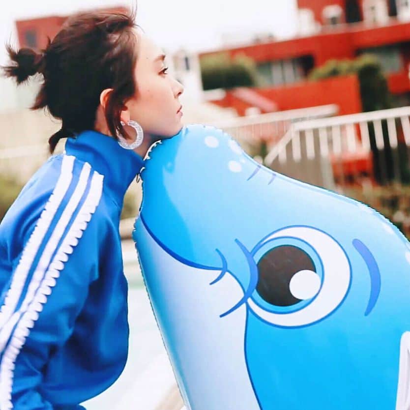 新垣結衣　ファンアカウントのインスタグラム：「#nylonjapan 💙🐬💙」