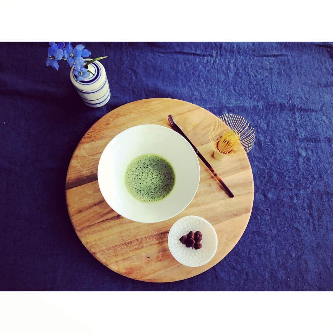 紗栄子さんのインスタグラム写真 - (紗栄子Instagram)「子供達に行ってらっしゃいをして、バルコニーで朝茶中。。。 お稽古の時のように、久しぶりに右手で点ててみたけど、やっぱり左で点てた方が美味しいんだよなぁ。 #抹茶 #朝茶 #鉛筆右 #消しゴム左 #炒め物右 #茶筅左」5月30日 10時15分 - saekoofficial