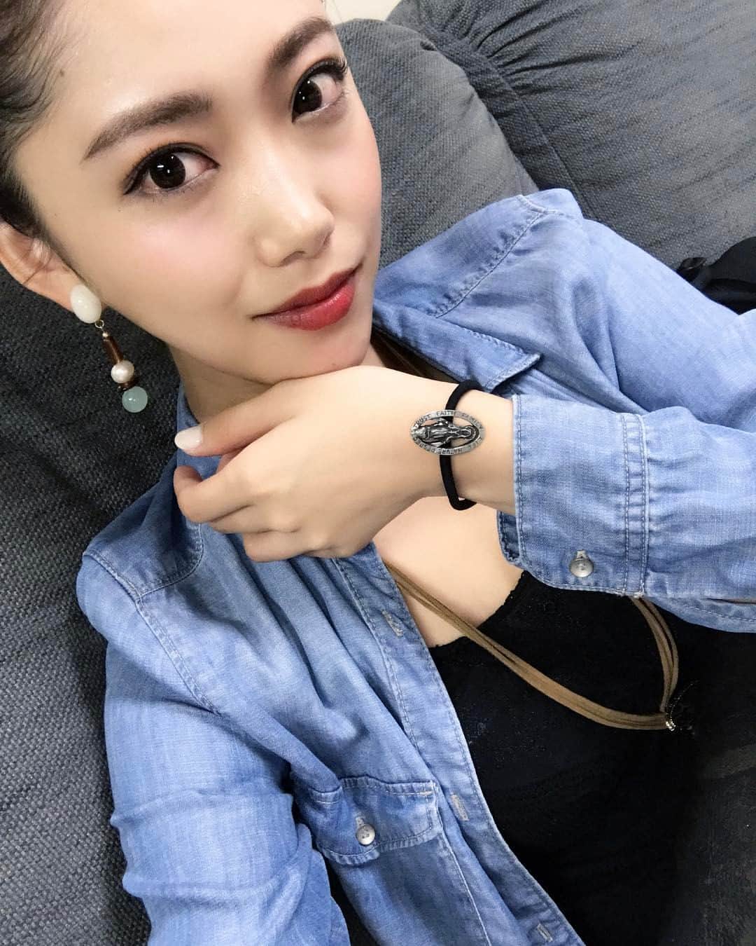のインスタグラム：「いまからお仕事ー😊✨ お世話になってるスタッフさんから ちょっと早い誕生日プレゼントに ヘアゴム頂きました✨うれぴ💋 そして本日発売の女性自身に奄美大島の特集に出演中です✨是非❤️」