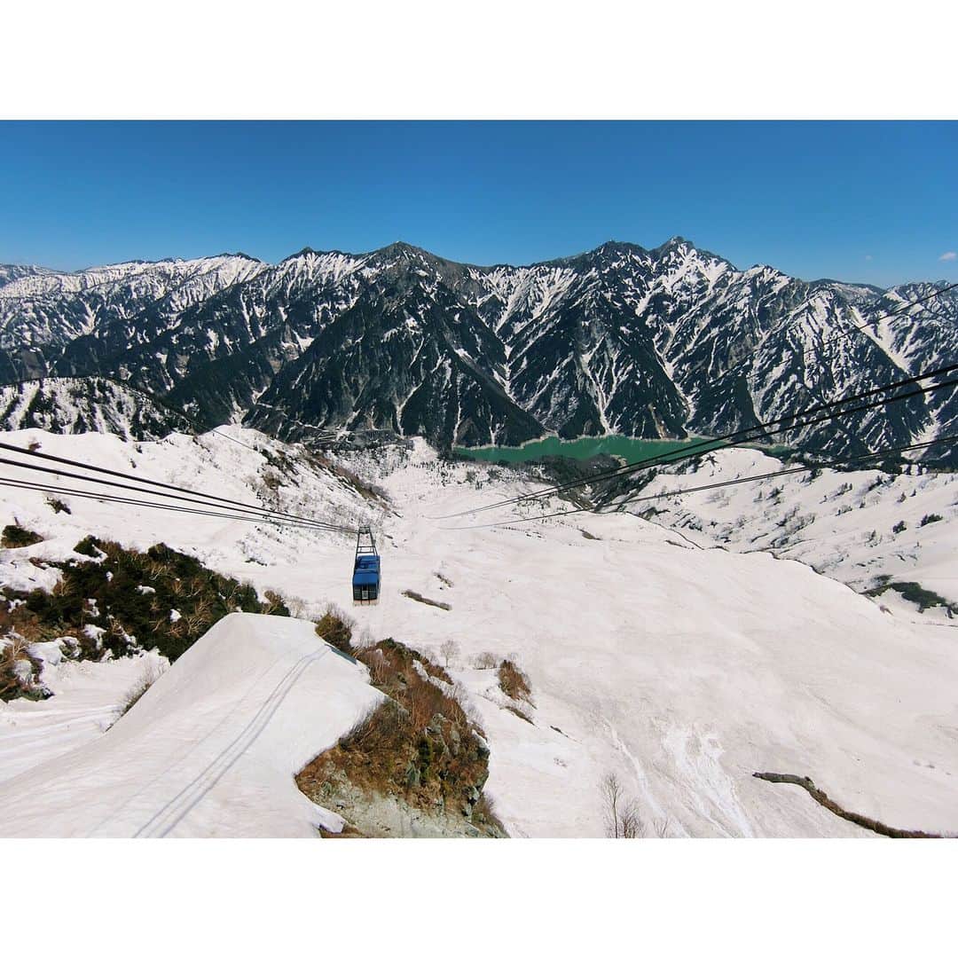 的場絢香さんのインスタグラム写真 - (的場絢香Instagram)「⛄️ #立山黒部アルペンルート へ #旅したがーる ♩ 目の前でみる雪の壁は、圧巻！ 雪の大谷は、6月22日まで。 6月26日からは黒部ダムの 観光放水がはじまります。 この時期だけの絶景を、ぜひ！ _______________________________ #石川さん情報Liveリフレッシュ  #石川テレビ #旅 #富山県 #雪の大谷 #黒部ダム #雪」5月30日 22時02分 - ayaka_matoba