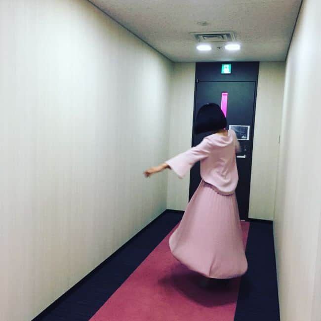 羽田美智子さんのインスタグラム写真 - (羽田美智子Instagram)「Xにありの収録でした！ スカートが綺麗とのことで、周り始めたのですが、途中で目がまわってしまったようです…。。。笑 この後「空旅をあなたへ」見てくださいね♩ byスタッフ  #空旅をあなたへ #その原因Xにあり！ #スカート #フジテレビ #目が回る」5月30日 22時16分 - michikohada