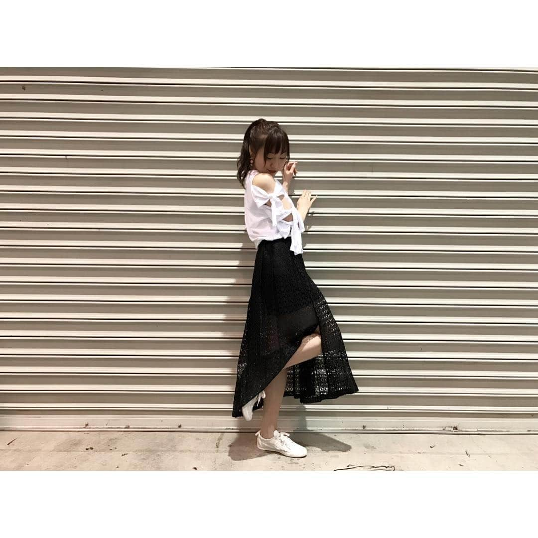 須田亜香里さんのインスタグラム写真 - (須田亜香里Instagram)「トップスもスカートも絶妙な露出と抜け感が好み。  #モノトーンコーデ #コーディネート #codinate」5月30日 15時57分 - akarisuda