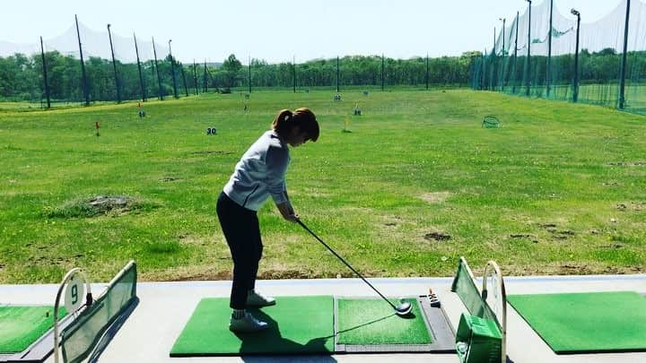 大菅小百合のインスタグラム：「産後初めての運動は打ちっ放し🏌️‍♀️🏌️‍♀️ ・ ・ ・  #何年振りだろう #楽しい #ゴルフ場のおじさんに指導を受ける #コースまわりたい #目標は東京五輪」