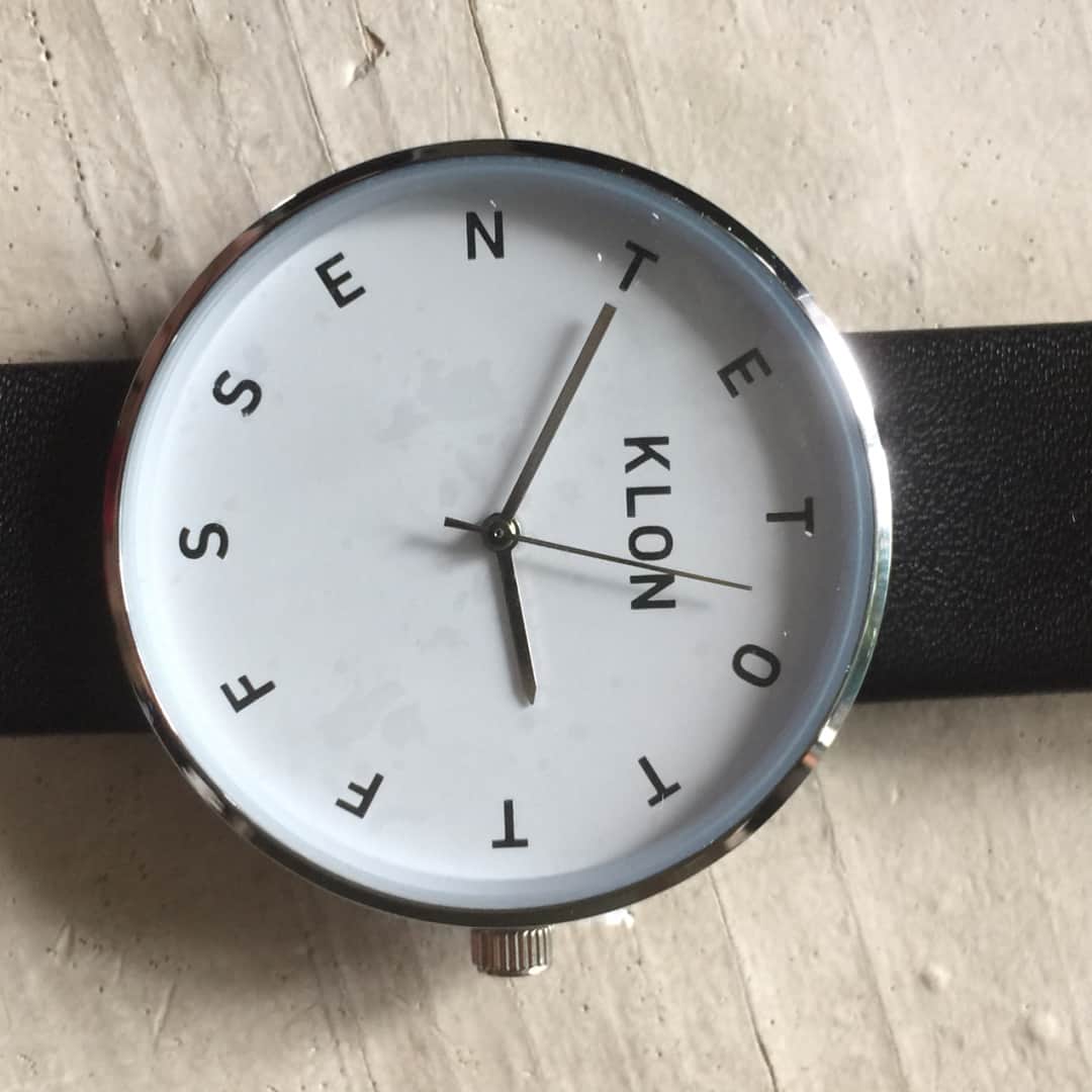 イタフラ（ナチュラル服のイタフラ）さんのインスタグラム写真 - (イタフラ（ナチュラル服のイタフラ）Instagram)「5.31 @klon_klon_klon ⌚️ ・ #KLON さんから今までとはちょっと違った👀 おしゃかわデザインの#腕時計 を頂きました🕊 ・ #文字盤 が#お洒落 で#シンプル なコーデに☝︎ ハマりそうです🕊 ・ KLONさん腕時計も可愛いのですが、 Tシャツとかも好みで自分用に欲しかったです🕊 ・ クーポンコードを使うと20%offになります🕊 クーポンコードは【klon1566321】 になりますKLONさんのサイトでのみ使えます☝︎ 有効期限6/5までです🕊 期間が短いですがよろしくお願いします🙇 ・ KLON公式サイトは↓ http://klonklonklon.com/ ・ ・ #Watch#時計 #腕時計くら部#手元#手元くら部#手元倶楽部#PR#DW#JAPAN#instagood#instgram#プレゼント#gift#ギフト#present#クローン#MAYSOME#cafe24」5月31日 16時05分 - italietofrance