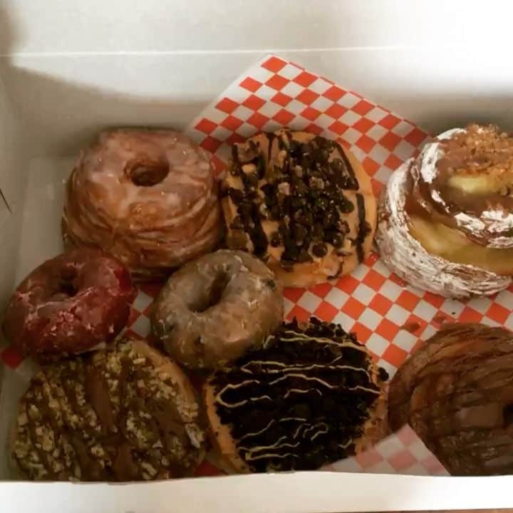 マイケル・トレヴィーノのインスタグラム：「This & House of Cards for the rest of the evening. 🇺🇸🍩🥛🌒」