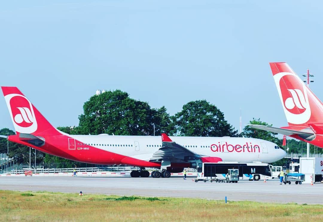 エアベルリンのインスタグラム：「All #airberlin flights to #SanFrancisco will be operated by long-haul #A330-200 jets equipped with a #BusinessClass that includes 19 FullFlat Seats. airberlin’s Economy Class guests can be sitting in one of the 46 XLSeats benefit from 20 per cent more legroom and thus the largest seat pitch on transatlantic flights compared to other airlines.  #YesWeFlyUSA #VisitCalifornia #FlySFO #aviation #aviationlovers #aircraft #avgeek #plane #planelovers #aircraft #planespotter #spotter #spotting #aviationphotography #fly #flying #airbus #airbuslovers #aviationgeek」