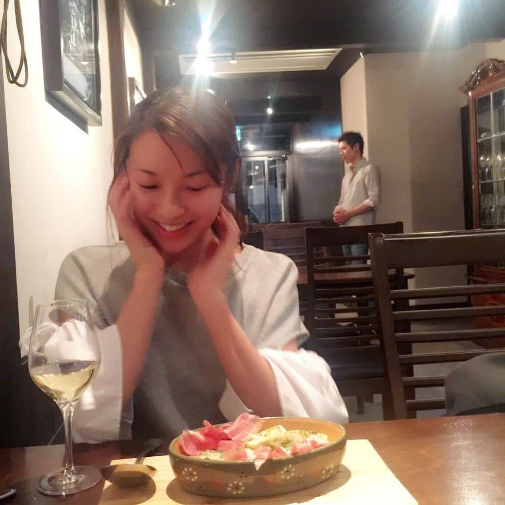 内山理名さんのインスタグラム写真 - (内山理名Instagram)「Dinner👀✨ ・ ・ 昨夜は 空中ヨガ後に ノリで友人と横浜にあるフレンチレストラン Naomi OGAKIへ。はーい…すっぴんに髪の毛ボサボサで 素敵レストランへ 😅  フランスワイン沢山あり 料理が何食べても美味しい ほんとうに♡♡ 贅沢に少しずつを沢山いただきました・・・ 私の後ろにいるのは同世代のシェフ Naomiさん。宇都宮に本店があり 宇都宮でフレンチと言ったらこのお店なんだとか☝🏻 足をのばしても 行く価値ありですよん🌴  #frenchrestaurant  #france🇫🇷 #naomiogaki  #yokohama #dinner🍴」5月31日 13時44分 - rinauchiyama_official