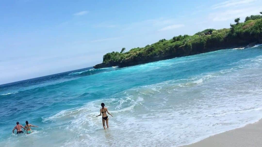 鈴原あいみのインスタグラム：「#dreambeach 🤣🌴💕#lembonganisland #bigwaves #somuchfun #video #feifei #model #run #swimwear #travel #bali #indonesia #beach #studyabroad」
