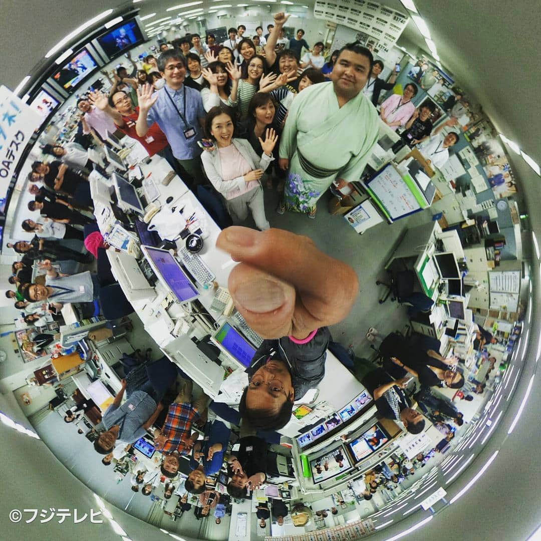 フジテレビ「とくダネ！」のインスタグラム：「大関になったばかりの髙安関が、とくダネ！スタッフルームに遊びに来てくれました！ #相撲 #髙安 #高安 #theta360 #とくダネ！#フジテレビ #fujitv #2017 #5月31日 #水曜日 170531」