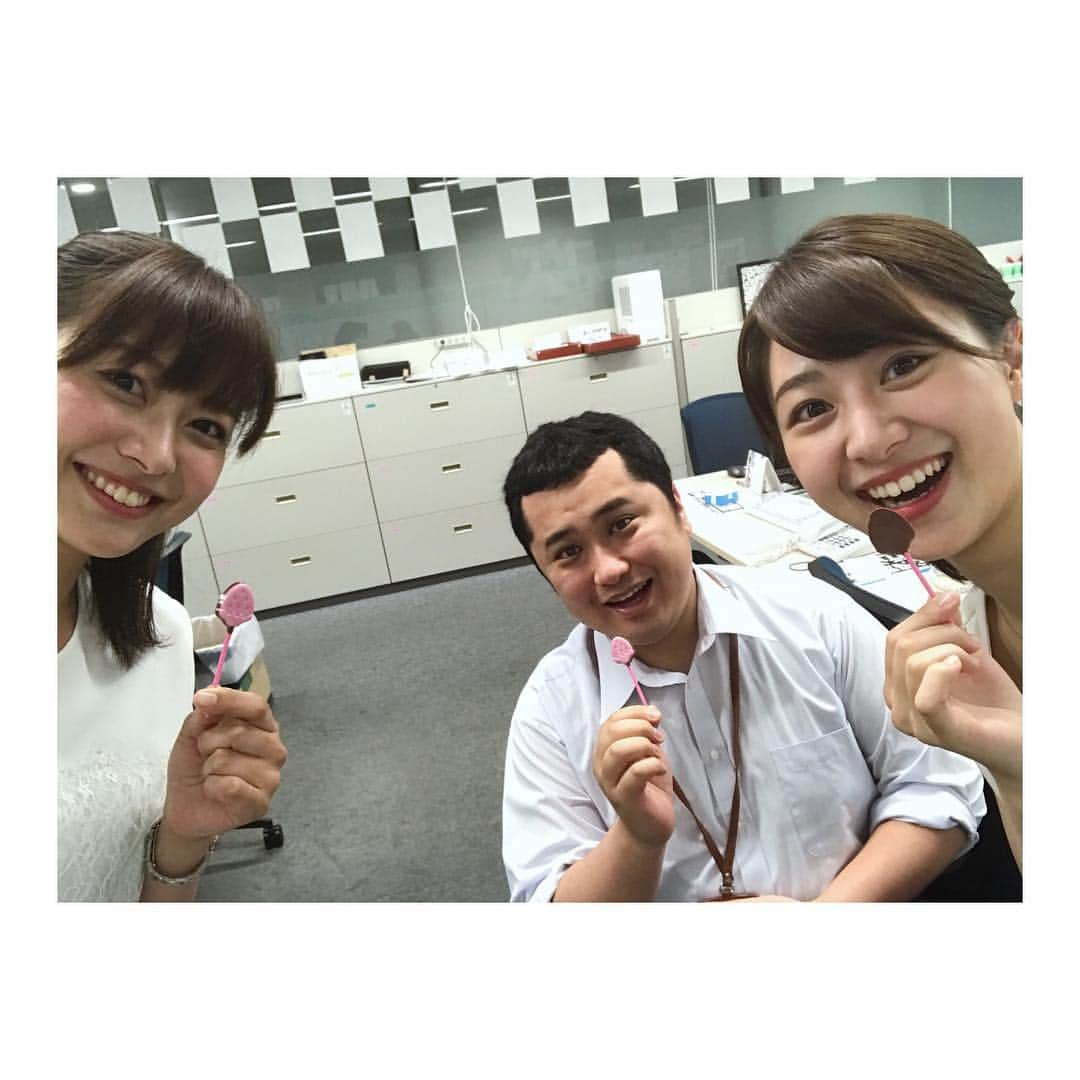 久冨慶子さんのインスタグラム写真 - (久冨慶子Instagram)「アナウンス部に戻ったら、 親方、、大西さんが懐かしのお菓子をくれました🍓🍫 大西さんは時々こうしてみんなにお菓子をくれる優しい先輩です🍭🍭🍭 私は最近お気に入りのきなこ棒をプレゼントしました🍡 ＊ ＊ #テレビ朝日 #アナウンサー #大西洋平 アナ #林美沙希 アナ #久冨慶子 #おやつの時間 #いちごチョコ #きなこ棒」5月31日 20時06分 - keiko0hisatomi