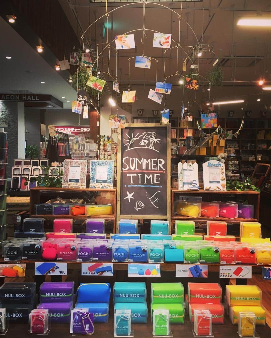 PENNAのインスタグラム：「本日はお店のメインテーブルを夏仕様に変更致しました🤗 POPなカラーのシリコンアイテムで夏をHAPPYに過ごしましょう！ 是非ご来店下さい😎」