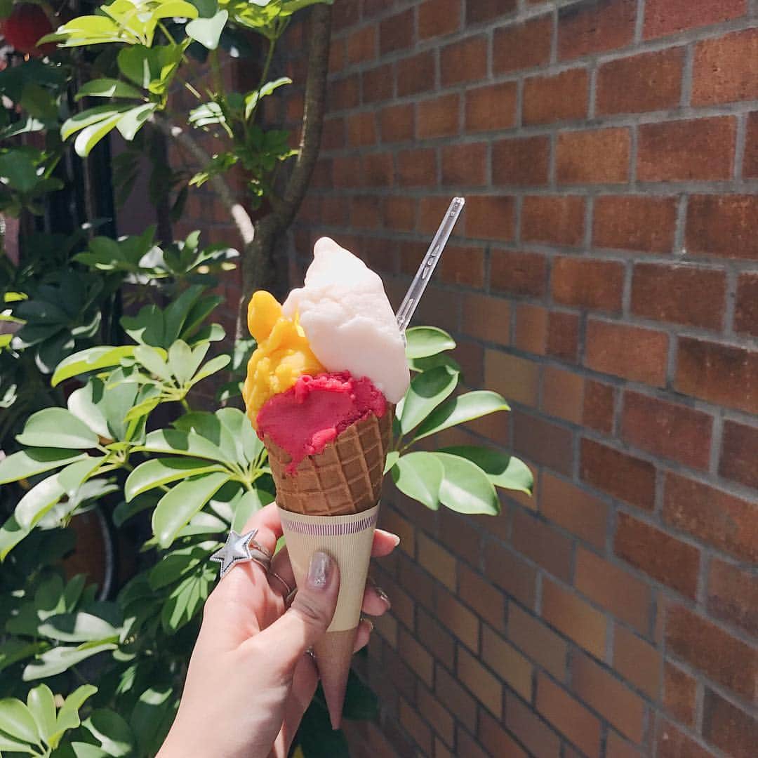 伊原葵さんのインスタグラム写真 - (伊原葵Instagram)「アイス大好きマン❤️ ・ こないだしおりさんと☺︎ アイス大好きすぎー❤︎笑笑 ・ だれかおいしいアイス、かき氷 ソフトクリーム食べに行こ😋🍦 ・ ・  #gelato #ice #love」5月31日 22時25分 - aoi186