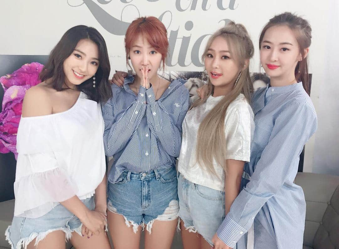 SISTERのインスタグラム：「‪[#SISTAR]‬ ‪<SISTAR GOOD BYE LIVE '#LONELY'> #V_LIVE 종료!  내일 #엠카운트다운에서 만나요🤗 ‪#씨스타 #효린 #보라 #소유 #다솜‬」