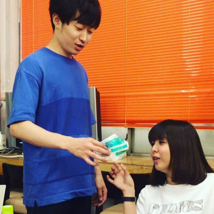 藤本友美のインスタグラム：「夜中の本社にG感じさせおじさん が現れた！  #回す時めっちゃイキる #G感じた？ #全員にG感じさせて回ってる」