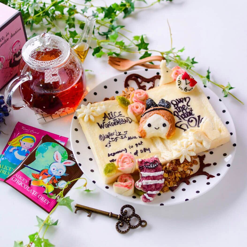 のインスタグラム：「[Sandwich Art] ♥️♠️Alice in wonderland storybook theme sandwich.  Inspired by the cutest tea from @karelcapek_official available via @onetaplifestyle, a tea brand by children’s book writer-illustrator Utako Yamada.  With the adorable package designs, and hand picked tea leaves with adventurous blends, it is hardly surprisingly their tea is very popular; with stores in Japan including Tokyo and Osaka.  Definitely going to pick up some for my friends as gifts soon. Really happy that these lovely tea can be shared with more people outside Japan too. #notsponsored  Swipe to see the details of my sandwich art!  Ingredients include thick bread slices, cereal, strawberry powder, chocolate slice, sesame spread, blueberry jam, matcha spread, lotus biscuit spread, milk and cheese spreads etc. #edibleart #foodart #funfood #sandwichartist #littlemissbento #aliceinwonderland #kawaii #karelcapek #onetaplifestyle #foodartist #foodstylist #cutefood #sandwichart #karelcapektea #カレルチャペック」