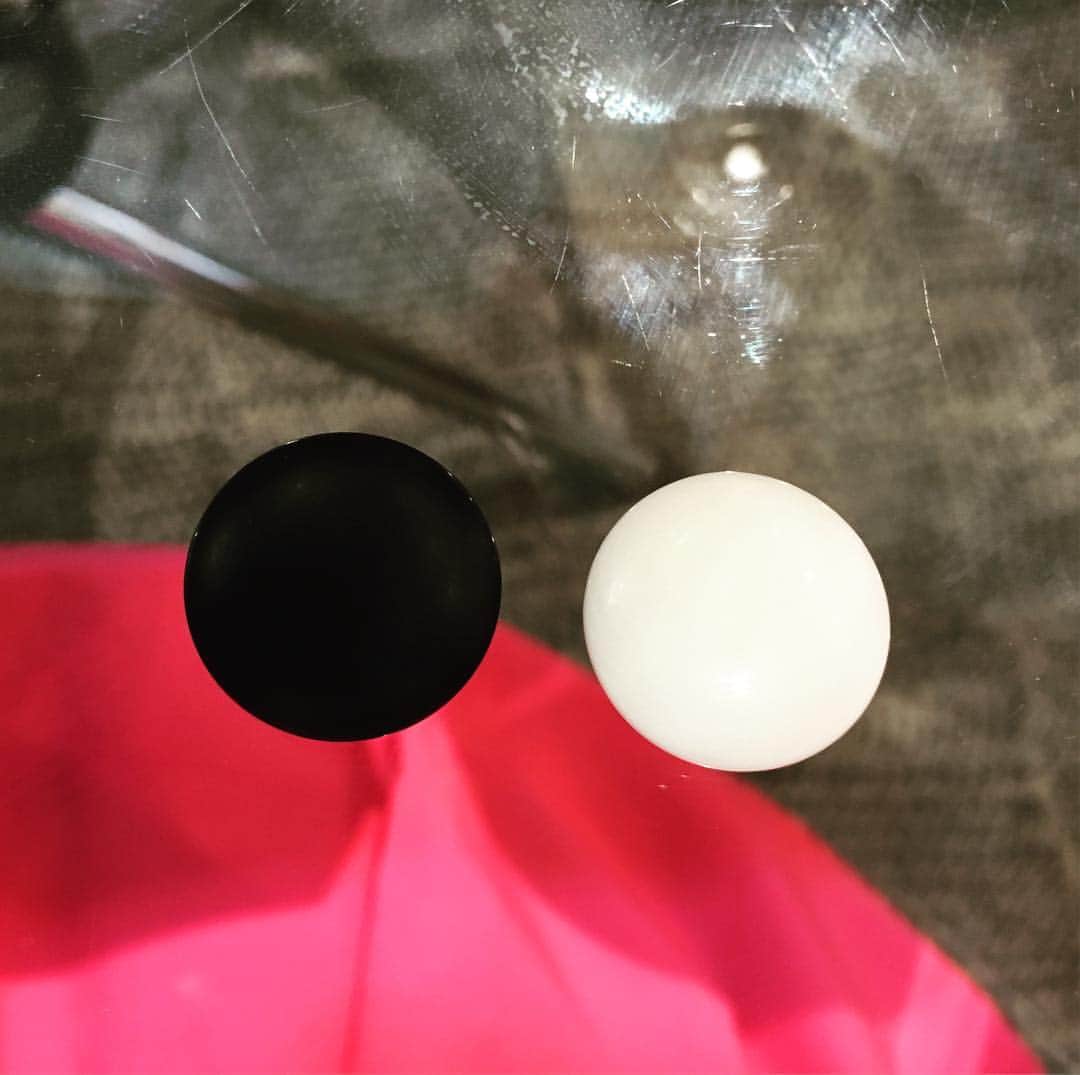 万波奈穂のインスタグラム：「先日の石の大きさの問題。正解は「黒」でした✨白が膨張色なので、見た目の大きさを同じにするため黒石を少し大きく作っているそうです。#囲碁#碁石のヒミツ#私はプロになってから知りました」