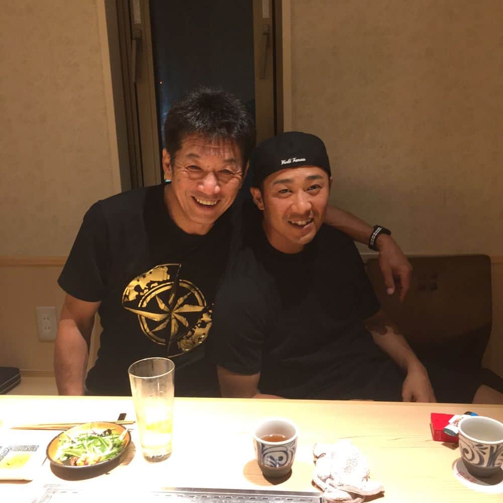 西岡剛のインスタグラム：「僕が１９歳のときに出会った高橋慶彦さんです。 １９歳から２５歳まで試合前も試合後も毎日バットを振らされ試合よりヨシヒコさんとの練習の方がキツかった。 毎日怒られて怒鳴られて、俺もクソ〜😡って 向かっていったらけちょんけちょんにされてた🤣 スイッチヒッターの極意、走塁の極意は全部 ヨシヒコさんから教えていただきました。 ほんまに妥協がない人で、毎日2人で練習しました。ナイターの試合終わりの練習は日付が変わるときもありました。 今日は１０分だけスイングで終わろうって言ってても気がつけば、2時間3時間経過してたときもいっぱいあります。 若いときは寮生活でヨシヒコさんも寮にいてたので球場に向かう車の中、帰りの車の中、ご飯のときは動画にもあるようにバッティング、走塁、野球、生き方、考え方、寝てるとき以外はずっとヨシヒコさんと野球の話し。 当時はキツイくて目がさめるのが憂鬱でした😅 試合より練習がキツくて🤣 そして今回、怪我をきに自分で仕上げたものを見せたくて復帰戦を見に来てほしいと頼んで見に来てもらってご飯食べたらやはり昔と変わらず野球の話し➕俺のダメ出し😭 ご飯屋さんでも店を出ても車に乗っても教わる事ばかりで俺も夢中になるからたまに路上とかで真剣になりすぎて変な2人になってるときがある🤣 まだまだスイングの量が足りない、ユニフォーム脱ぐまで死ぬ気でバットを振りなさい！ 人間そんなに弱くないからと😫 やっぱりヨシヒコさんは凄い人。 またやらなあかんこと増えるしいっぱい気づかされた。 昔理解できなかったことが今になってわかることも何個もあった😏 昔から何回も同じ事言わないで下さいって言ったこともある。 そしたらまだ分かってないから同じ事言ってるんだよ！って言われてた😂 なんしか最高の時間になった。 最後にヨシヒコさんが剛の師匠は俺じゃないぞ！って言われた。 高橋慶彦を育てたのは元広島カープ監督の古葉竹識さん 山内一弘さんだからそれを継承してるだけだから、剛の師匠は古葉竹識さんと山内一弘さんだよ！って😭 だから剛も若い選手に継承していかなければいけないって👍  #阪神タイガース #西岡剛 #高橋慶彦#師匠 #バッティング談話#広島東洋カープ#古葉竹識#山内一弘」