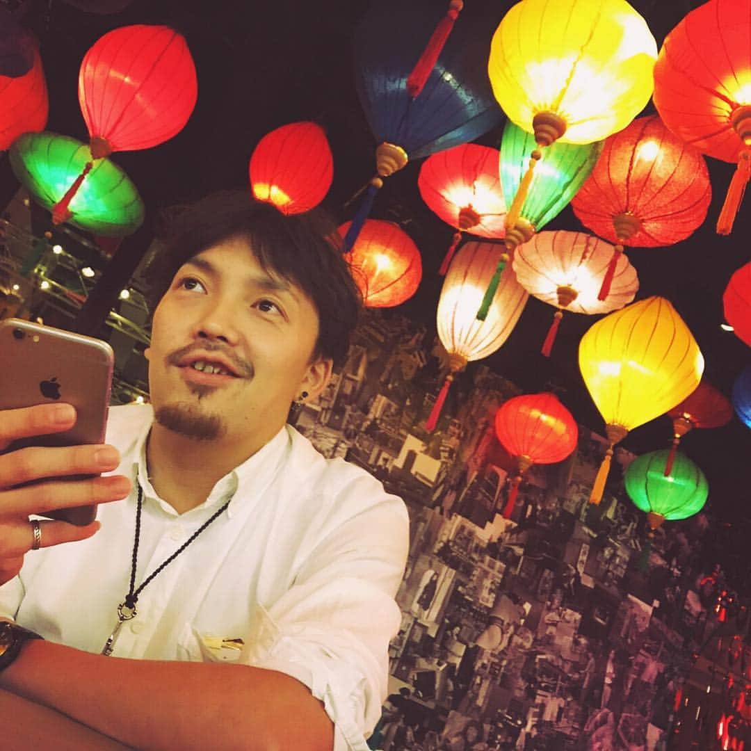 のインスタグラム：「新宿でご飯に入ったら、異文化感に驚いたw  最近は色んな出会い系があるんだね。  #提灯 #新宿 #異文化」