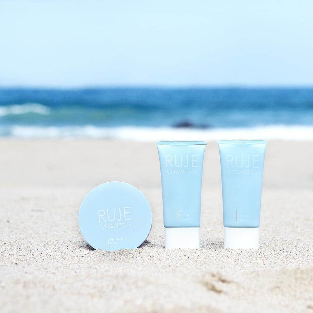 RUJE COSMETICSのインスタグラム：「【NEW MONTH】 2017年も半年が過ぎ、今日から6月に。 日焼け防止で厚塗りにしたくなる季節となってきましたが、 #RUJE は高SPFでしっかり紫外線から守り、石鹸で簡単メイクオフができるので、肌への負担を軽減します♪ ⠀⠀ 毎日油断できないからこそ、お肌に優しさを。 ⠀⠀ #RUJE #ルジェ #june #ベースメイク #BBクリーム #uvカット #sunshine #sun #beach #skincare #june @ruje_official」