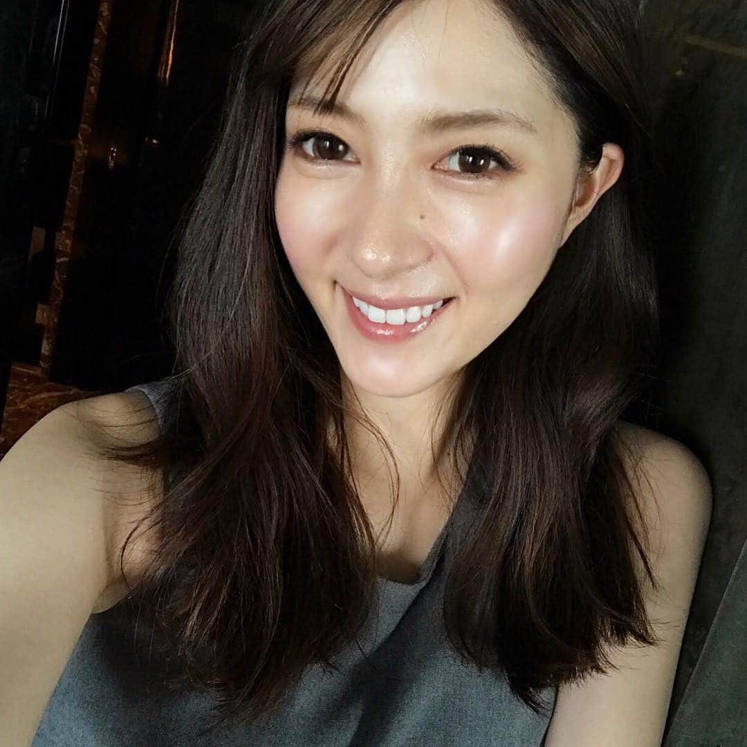 湯浅喬子のインスタグラム：「ツヤ肌makeがずっと好き💋 #makeup#shooting#good#day」