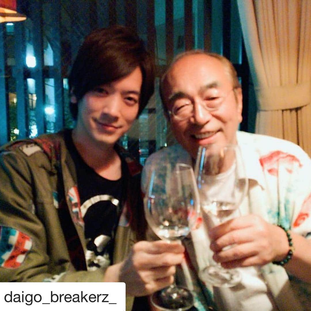 志村けんのインスタグラム：「DAIGOいつもありがとう 初めて一緒に日本酒飲みました  #志村動物園 #Repost @daigo_breakerz_ (@get_repost) ・・・ 今日は志村どうぶつ園の収録のあと園長とごはん！いろんなお酒を教えていただいてます！今日はDSI！だっさい！日本酒！美味しうぃっしゅ！本当に園長とご一緒できる時間は幸せです！！園長といるとき特にお酒が美味しい！！！感謝です！みんなは好きなお酒なにかな！？#志村園長#DAIGO#だっさい#ハマりそう#志村どうぶつ園#感謝 #志村けん」