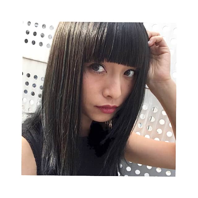 小泉梓さんのインスタグラム写真 - (小泉梓Instagram)「光の加減によって深緑が増す。  とりあえずいつものマットな感じ継続。  #haircolor #hairstyle #hair #ヘアスタイル #ヘアカラー #マット #ぱっつん #前髪 #渋谷 #美容室 #ALBUM #헤어- #미용실」6月2日 0時02分 - azusan111