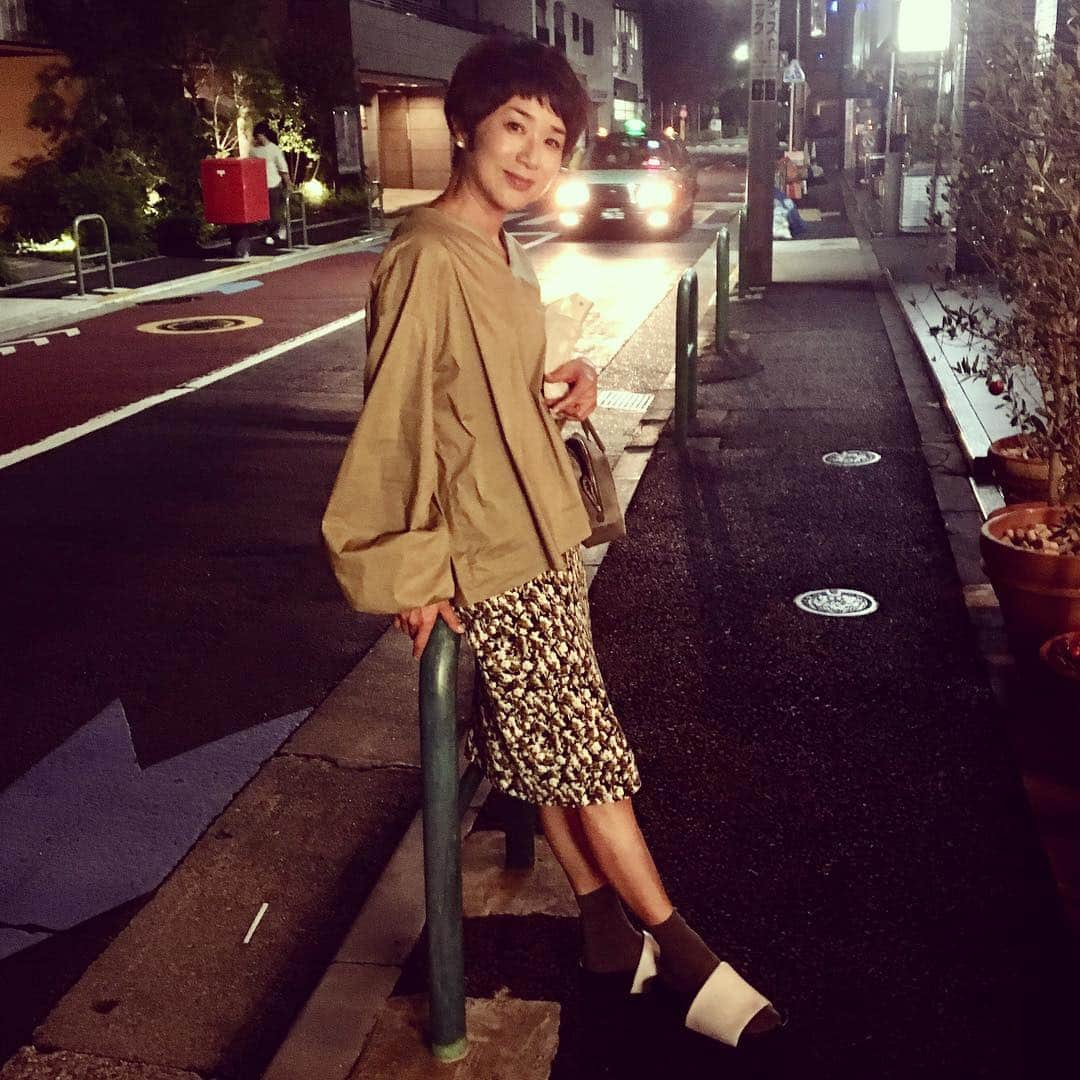 黒田知永子さんのインスタグラム写真 - (黒田知永子Instagram)「髪の毛切った！ 。 。 #marni  のスカート #celine  のつっかけ #黒田知永子 #全身コーデ」6月2日 0時57分 - kuroda_chieko