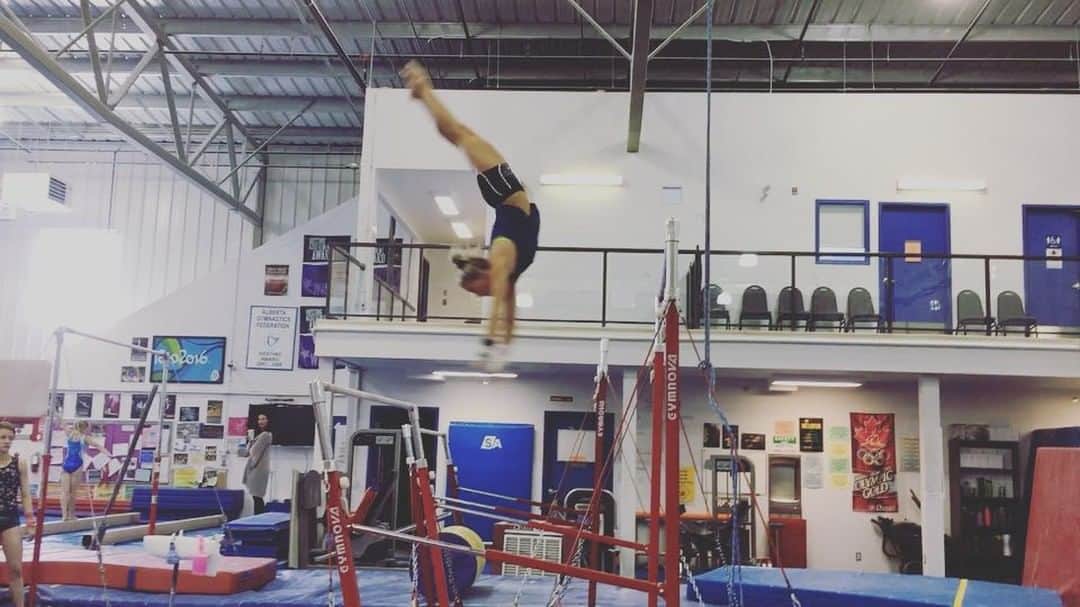 ブリタニー・ロジャースのインスタグラム：「i ran away and joined the circus since bars is now a trapeze act 🤹🏼‍♀️🎪 #spotthebarsmack」