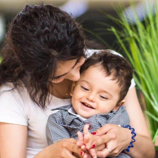 Saraのインスタグラム：「Hello! It is time for me to ask you for help! Let me introduce you this boy, he is Alex, he is 2,5 years old and he has a motormental retardation, central nervous system damage. He is in need of intensive therapy to sit first, then get on his feet, make his first steps and reach the talking stage. He hurried so much to meet his parents and came into this world earlier that he should – on the 32nd week with operative delivery. At the age of just 1,5 month he had already gone through 28 days of artificial lung ventilation, brain fever, and other terrible things. At the age of 5 month he had shunting, and the results were good. But two month later his condition began to go down. After two more month, he went through cerebral cysts excision. Currently Alex can only roll over. Alex is a very emotional and active boy, very smiley! And doctors tell that he has all the chances to resume his health, but intensive therapy is must! Alex’s family collected money for the first course of treatment, but now they need your help! All the bank details are on the second photo! This is my PayPal account: 2934691@mail.ru. I will do all the reports and publish all the information about flow of funds.」