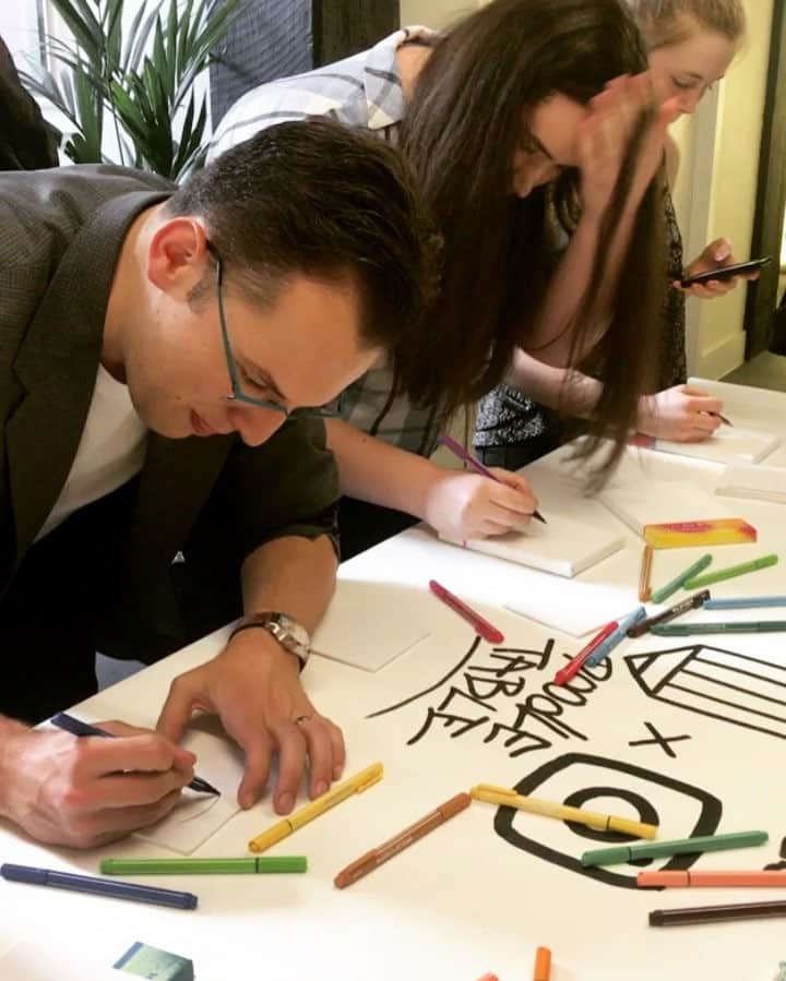 Mike Kriegerのインスタグラム：「Today we hosted an artist event with @creativedebuts - an incredible organisation that works with emerging artists to nurture their careers and shine a light on their work. They also run #freeartfriday, hiding art pieces across all of London for people to discover. Here I'm making my own contribution...a software engineer's attempt to draw our logo 😅. #emergingartiststories」