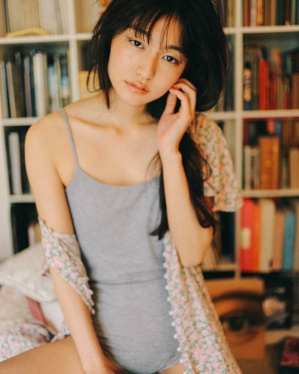 花盛友里のインスタグラム：「このヘアメイク最高に好き。 リップの色とか目の感じとか♡ . . Shooting for @ravi.me . Special thanks to @ravijour_official @souman_natsuko @st.koizumi_akane @akari_abe . #girl #japan #japanese #lingerie #portrait」