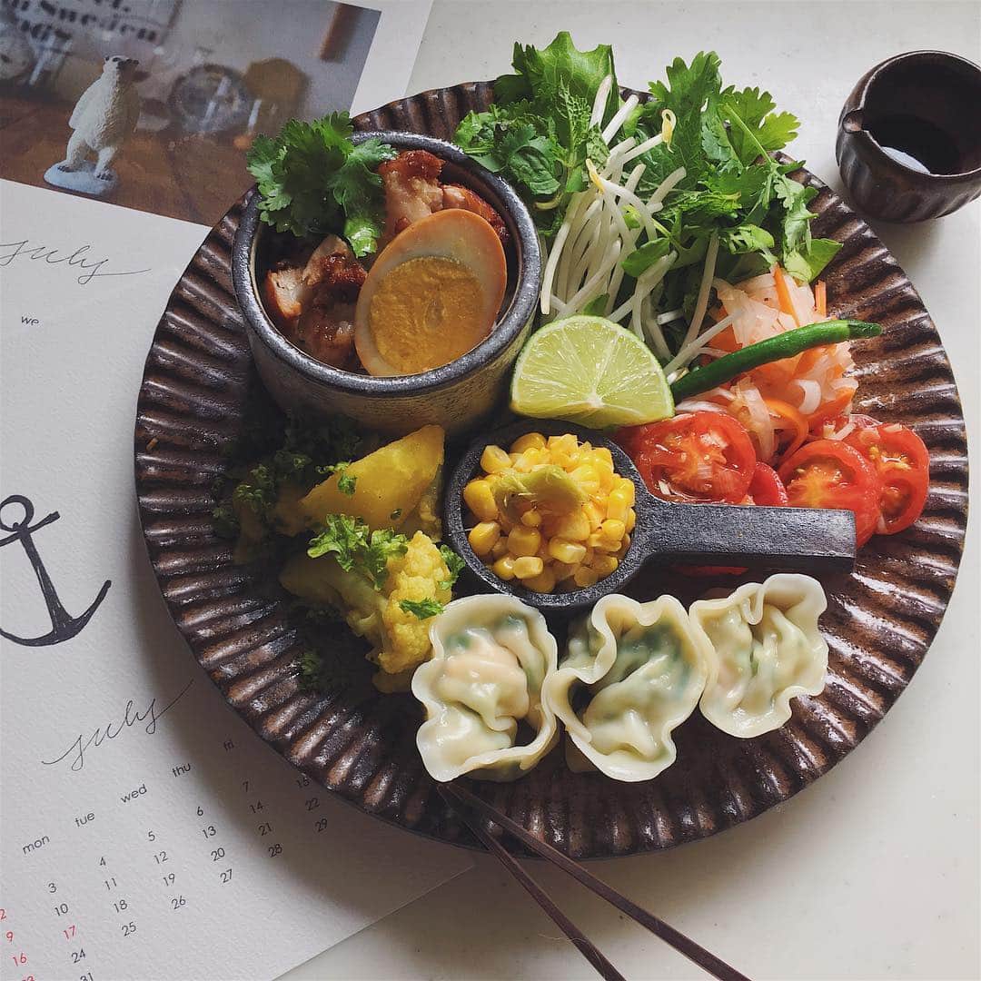 akoのインスタグラム：「Today's breakfast. おはようございます アジアンワンプレートで朝ごはん 今日も楽しい1日になりますように☺︎ * 海老の水餃子 じゃがいもとカリフラワーのサブジ 魯肉飯 もやし ミント ライム パクチーサラダ 大根と人参のベトナム風なます トマトのコチュジャンマリネ バターコーン」