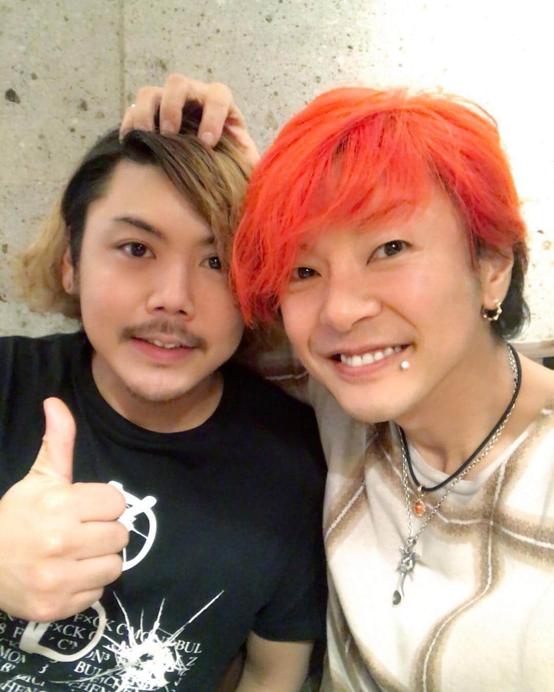 のインスタグラム：「今日で弟子のショーマが3年の満期を迎え卒業した✨ . 3年も人の下で、しかも俺なんぞと言うせっかち大魔王の下でホント良く頑張ってくれた。 . お疲れさん！ これからの時間は自分のために有意義に使ってくれ☺️ . そんな焼肉卒業式してきた🍖❤️ . #弟子 #ローディー #ボウヤ #修行 #卒業 #卒業式 #バター #伝統 #ウケる」