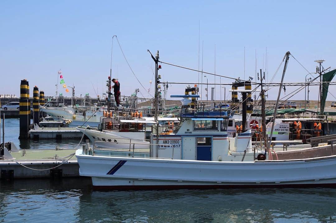 キッチンスターター のインスタグラム：「. 青森県三沢漁港は豊富な海の幸を誇ります。 新鮮な三沢の海産物はここから全国に広がって行きます . イカ釣漁船はメンテナンス中。夏からの漁に備えます。 . #キッチンスターター #クラウドファンディング  #飲食特化 #食を #カタチに #青森 #東北 #三沢漁港 #海の幸 #魚介 #豊富 #漁船 #イカ釣り #釣り」