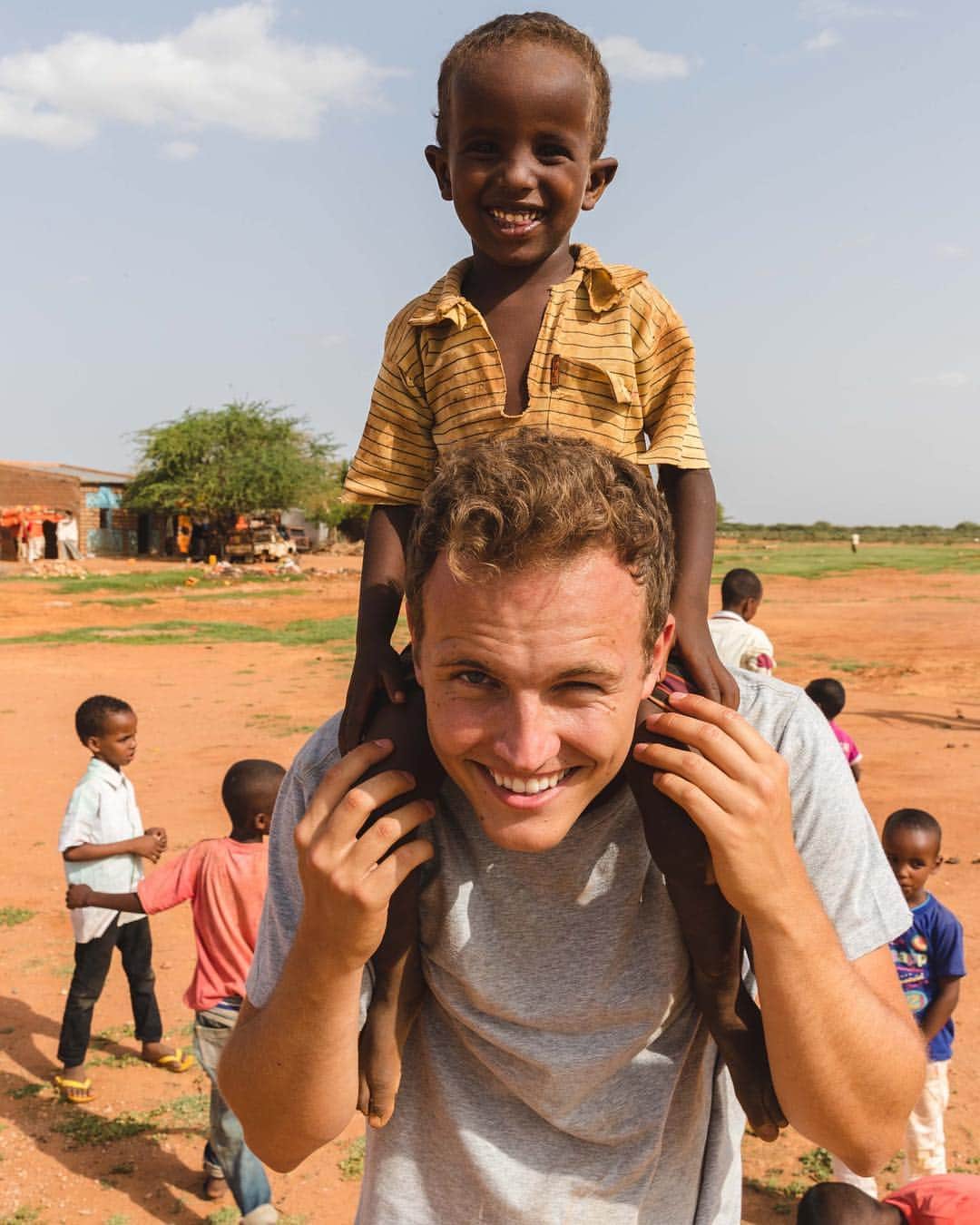ジェローム・ジャールのインスタグラム：「Happiness comes from helping other people. And also from having the cutest kid in the world on your shoulders, it can increases your happiness of about 10%. 📸 by @yescene」