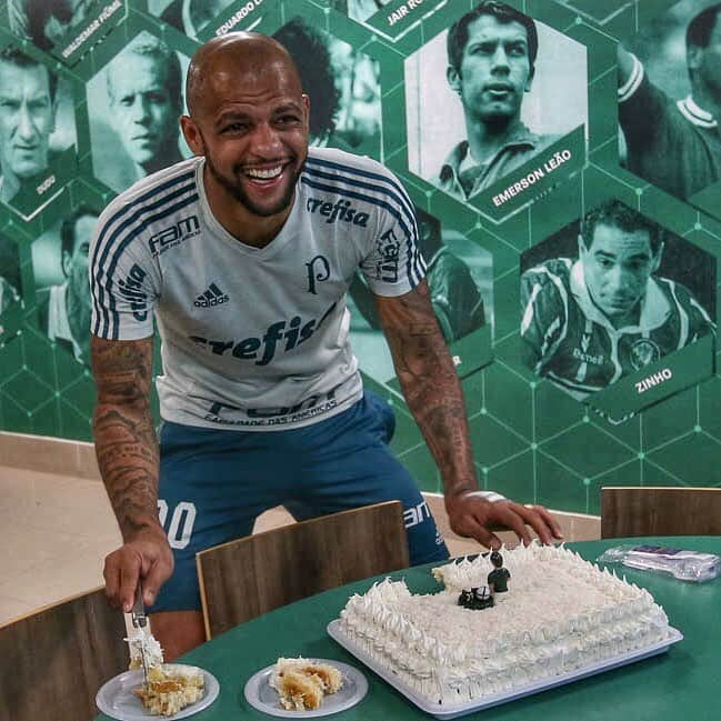 フェリペ・メロのインスタグラム：「Feliz aniversario 🐷💚🔝🎊🎉 @felipemelo」