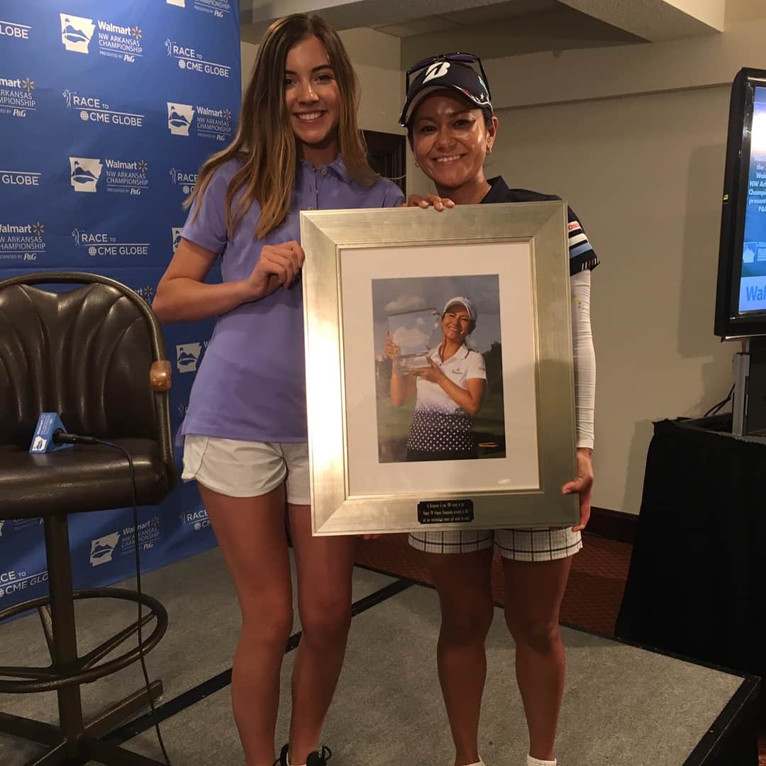 宮里藍さんのインスタグラム写真 - (宮里藍Instagram)「I miss #Arkansas already...!!! Thank you @nwachampionship for another first class event!!! It was my last #nwachampionship as a player but I made so much fun memories in this tournament!! Thank you @cocogolfs and Jay, Kim, Stella, Penelope for a great week!!! We definitely going back soon! Love you😘 And huge congrats to @1soyeonryu for another win and became No.1 in the world!! So proud of you!! #firsttimehousing #butmyfriendshousethough #aiwine🍷 #itwasgreat 先週のアーカンソーでは、数年前から仲良くさせて貰っているお友達のお家にお世話になりました！！ワンちゃん2匹をラウンド後にお散歩に連れて行ったり、とてもリラックスして挑めた試合でした☺︎ また、プロアマでご一緒した方達から、藍というワイン🍷を頂きました！前から気になってはいたのですが、こんな形で頂けてとても嬉しかったです！そして、本当に、美味しかった…！！！日本のメディアさん達からもプレゼントを頂き、大会からもこの試合を勝った時の写真を頂きました。本当に幸せな1週間だったと思います。皆さん、本当にありがとうございました！！そして、仲の良い友達の1人、Soyeon 優勝と世界ランク1位おめでとう！！！私も今週のメジャー、頑張ります💪😆 #感謝」6月27日 10時28分 - ai_miyazato
