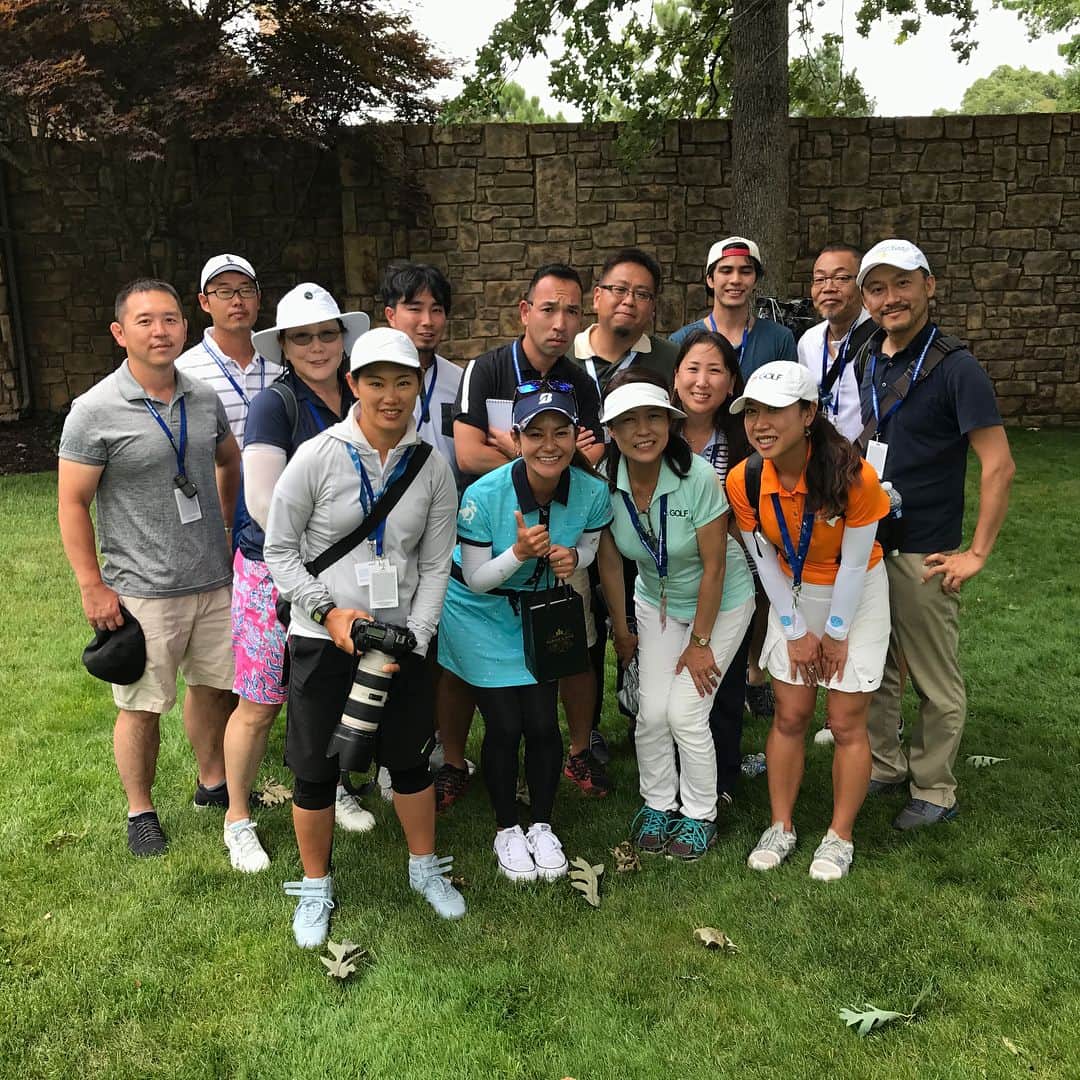 宮里藍さんのインスタグラム写真 - (宮里藍Instagram)「I miss #Arkansas already...!!! Thank you @nwachampionship for another first class event!!! It was my last #nwachampionship as a player but I made so much fun memories in this tournament!! Thank you @cocogolfs and Jay, Kim, Stella, Penelope for a great week!!! We definitely going back soon! Love you😘 And huge congrats to @1soyeonryu for another win and became No.1 in the world!! So proud of you!! #firsttimehousing #butmyfriendshousethough #aiwine🍷 #itwasgreat 先週のアーカンソーでは、数年前から仲良くさせて貰っているお友達のお家にお世話になりました！！ワンちゃん2匹をラウンド後にお散歩に連れて行ったり、とてもリラックスして挑めた試合でした☺︎ また、プロアマでご一緒した方達から、藍というワイン🍷を頂きました！前から気になってはいたのですが、こんな形で頂けてとても嬉しかったです！そして、本当に、美味しかった…！！！日本のメディアさん達からもプレゼントを頂き、大会からもこの試合を勝った時の写真を頂きました。本当に幸せな1週間だったと思います。皆さん、本当にありがとうございました！！そして、仲の良い友達の1人、Soyeon 優勝と世界ランク1位おめでとう！！！私も今週のメジャー、頑張ります💪😆 #感謝」6月27日 10時28分 - ai_miyazato