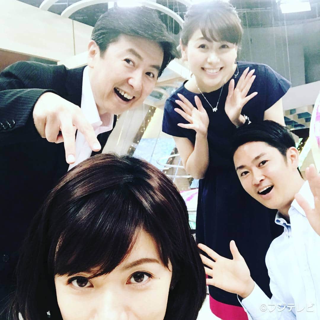フジテレビ「とくダネ！」のインスタグラム：「今日の写真係は梅津さん♪ Instagram用にスクエアにしたので、ちょっと顔が切れてしまいました… さて、#どんなセリフが合うでしょう？ #梅津弥英子 #笠井信輔 #山中章子  #木下康太郎 #とくダネ大喜利 #大喜利 #自撮り #自撮り女子 #とくダネコーデ #ファッション #コーディネート #今日のコーデ #アナウンサー #2017 #6月27日 #火曜日 #とくダネ #tokudane #フジテレビ #fujitv 170627」