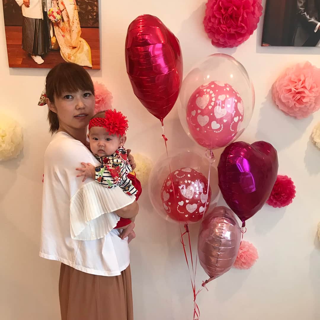 大菅小百合のインスタグラム：「この世に生まれてから今日で100日😍👏🏻 飾り付けしてお祝い💕娘ポカーンだけど母ちゃんは大満足でした✨おめでとう㊗️ ・ ・ ・ #お食い初め #100日祝い  #イベントは張り切りたい #これからも元気に育ってね  #生まれてきてくれてありがとう」