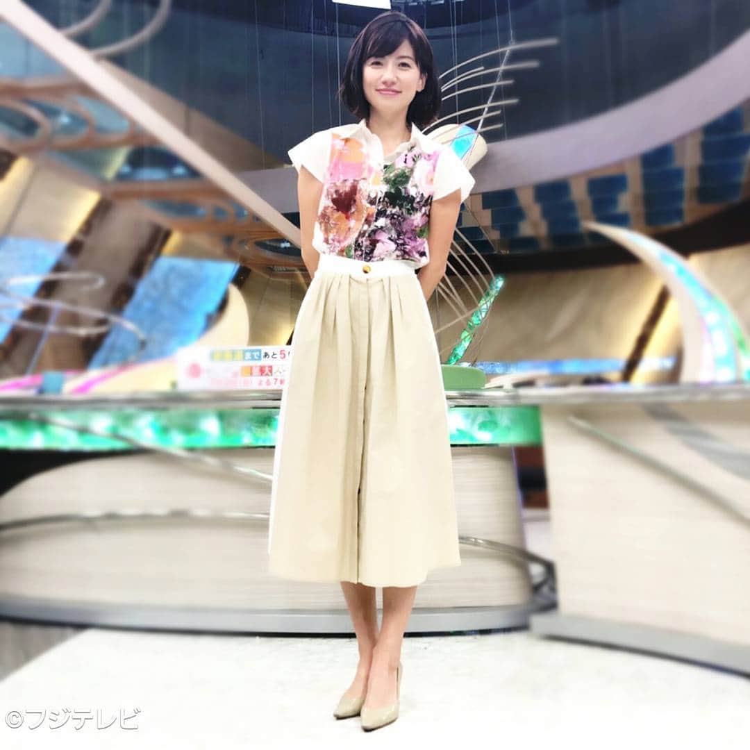 フジテレビ「とくダネ！」のインスタグラム：「今日の梅津さんは絵画調のフラワープリントブラウスに、ベージュとホワイトのバイカラーのミモレ丈タックスカートでエレガントに♪ 1ショットのコーディネート写真は２カ月ぶりです(^^) #梅津弥英子 #とくダネコーデ #ミモレ丈 #ミモレ丈スカート #タックスカート #フラワープリント #noriem #NorieM #スタイリスト #岡のぞみ  #どんなセリフが合うでしょう #とくダネ大喜利 #大喜利 #ファッション #コーディネート #今日のコーデ #コーデ  #アナウンサー #2017 #6月27日 #火曜日 #とくダネ #tokudane #フジテレビ #fujitv 170627」