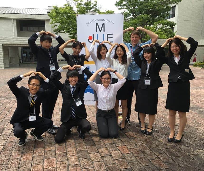 神戸学院大学さんのインスタグラム写真 - (神戸学院大学Instagram)「「JUEMUN2017」が開催され、25か国46大学の学生👩🏻‍🎓👨🏻‍🎓が集いました。本学🏫からは、中西のりこ先生👩‍🏫とアンソニー・トーバート先生👨‍🏫の指導を受けたESSの代表メンバー8人が参加しました‼️👫 今回のテーマは、「女性のエンパワーメントと持続的開発への影響」👱‍♀️💪✨ 星住弥里さんと是安優さん(ともにグローバル・コミュニケーション学部2年次生)はコンゴ民主共和国🇨🇩、中村卓廊さんと福島結菜さん(同)、西久保優里さん(同1年次生)はリヒテンシュタイン🇱🇮、経営学部の留学生パク・ジヘさんとパク・ジユンさん、下村拓也さん(薬学部1年次生)はガイアナ共和国🇬🇾の代表を務め、一国を代表する大使✨🤓になりきって、他国の代表と交渉や調整を重ねました‼️ #神戸学院大学 #神戸学院 #ess #グローバルコミュニケーション学部 #経営学部 #薬学部 #essclub #神戸市外国語大学 #juemun2017 #juemun #日本大学英語模擬国連 #コンゴ民主共和国 #リヒテンシュタイン #ガイアナ共和国 #模擬国連大会 #kobegakuinuniversity #kobegakuin #女性のエンパワーメント #持続的開発への影響 #alljapanmodelunitednations #japanuniversityenglishmodelunitednations #democraticrepublicofthecongo #liechtenstein #republicofguyana #」6月27日 16時55分 - kobegakuin_university_koho
