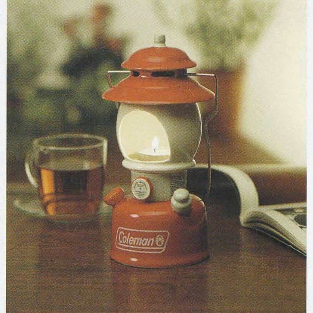Coleman Japanのインスタグラム：「～　Coleman History　幻のアロマポッドキャンドルランタン　～ コールマンの長い歴史の中で、特に一風変わったランタンがありました。 それが、「アロマポッドキャンドルランタン」。 従来の照明の役割りとして生まれてきたランタンとは異なり、このアロマポッドキャンドルランタンは、キャンドルの淡い明かりの中で、アロマオイルの香りをひっそりと楽しむために生まれました。 コールマンユーザーの中では、キャンプの虫よけに使用したり、夜のコーヒータイムをオシャレにするアイテムとして愛されていたり、普段のキャンプに彩をそえる存在となっていたようです。 現在、生産・販売はしておりませんが、どこかで見かけた際には、アロマポッドキャンドルランタンのそばでゆったりと過ごしてみてくださいね。 ＊ さて、これまで7つのColeman Historyをご紹介してきましたが、次回が最後になります。たくさんのご反響をありがとうございました！ ラストの内容は、お楽しみに、ということで、29日の投稿をお待ちください♪ ＊ #コールマン #Coleman #アウトドア #コールマンヒストリー #ColemanHistory #ランタン #アロマ #アロマポッドキャンドルランタン」