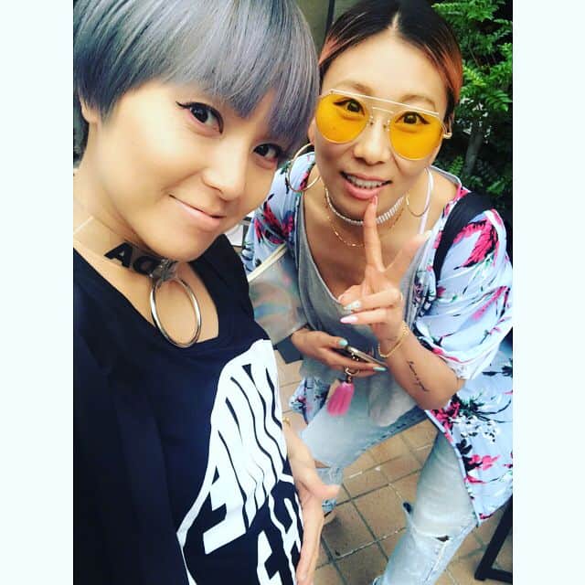 Nazukiのインスタグラム：「YUKAとランチ🍴😊 久々にゆっくり話せた🤣 美味しいお野菜ランチ✌🏻 そして、BABY グッズ プレゼントしてくれました🎁 可愛いバスローブ🤗 嬉しい😭 ありがとう🙏💕 産まれてからは友達とランチもなかなか行けないだろうから、今の時間を貴重に👏🏻✨ #friend #dancer #silly #相方 #lunch #babygoods #present  #matanitylife #matanity」