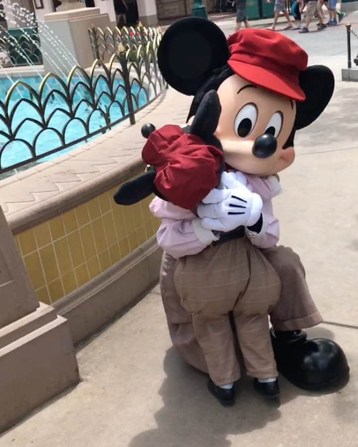 のインスタグラム：「Mickey!I really wanted to see you!!. . . . ⛲️Buena Vista Street. . . . 大好きな大好きな、大好きなmickey に会えて. 手を繋げて. ハグしてもらえて. とっても幸せそうなtaia. . 最後はどうしても離れたくなかったね. . . The person who I wanted to meet the most!. 1番会いたかった人. . Mickey mouse. . thank you so much . . #mickey_taia#californiaadventure#buenavistastreet#mickeymouse」