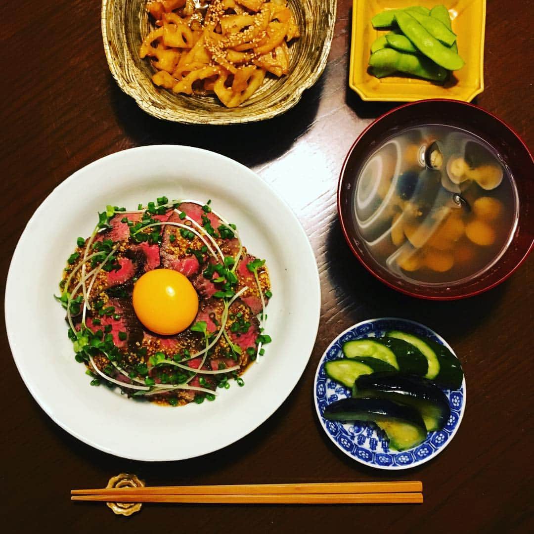 志摩有子さんのインスタグラム写真 - (志摩有子Instagram)「会議で遅くなった旦那さまに夜食。ナニワヤのローストビーフを丼に。ご飯は気持ち少なめ。れんこんのきんぴらにシジミのお味噌汁、胡瓜と茄子のぬか漬けも。 #夜食 #ローストビーフ丼 #ナニワヤのローストビーフ #遅くまでお疲れさま」6月27日 22時40分 - ariko418