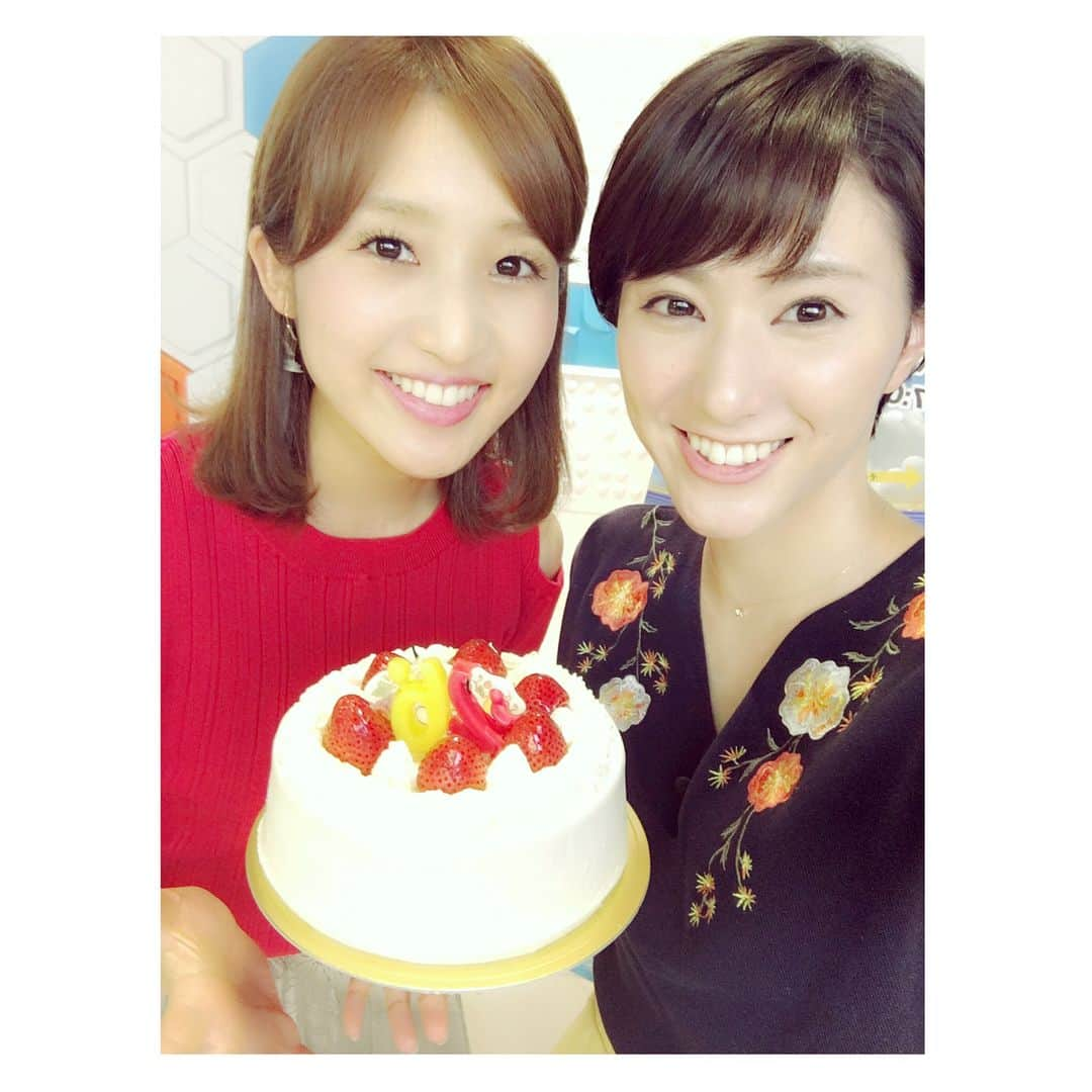 白井ゆかりさんのインスタグラム写真 - (白井ゆかりInstagram)「25日に終えた誕生日ですが、 今日もケーキいただきました。 みなさんの暖かいコメントも嬉しかったです。 一つ一つ読ませていただき、頑張る糧にしています！ もちろん似顔絵や、イラスト、画像もニヤニヤしながら、眺めています。笑 ありがとうございます！！ ①癒しがいっぱいな、いずみんさんとパチリ！ご飯ご一緒するの楽しみぃ ②6月誕生会 初３人でのご飯、いろんな話もできて、たのしかったです^ ^ プレゼント交換もしましたよぉ ③チョコレートケーキはなかなか甘かったぁ〜 ショートケーキが1番とおもうようになってきたのも大人階段のぼっているからかなぁー笑  26歳も元気にがんばります！！」6月27日 23時54分 - yukari_shirai625